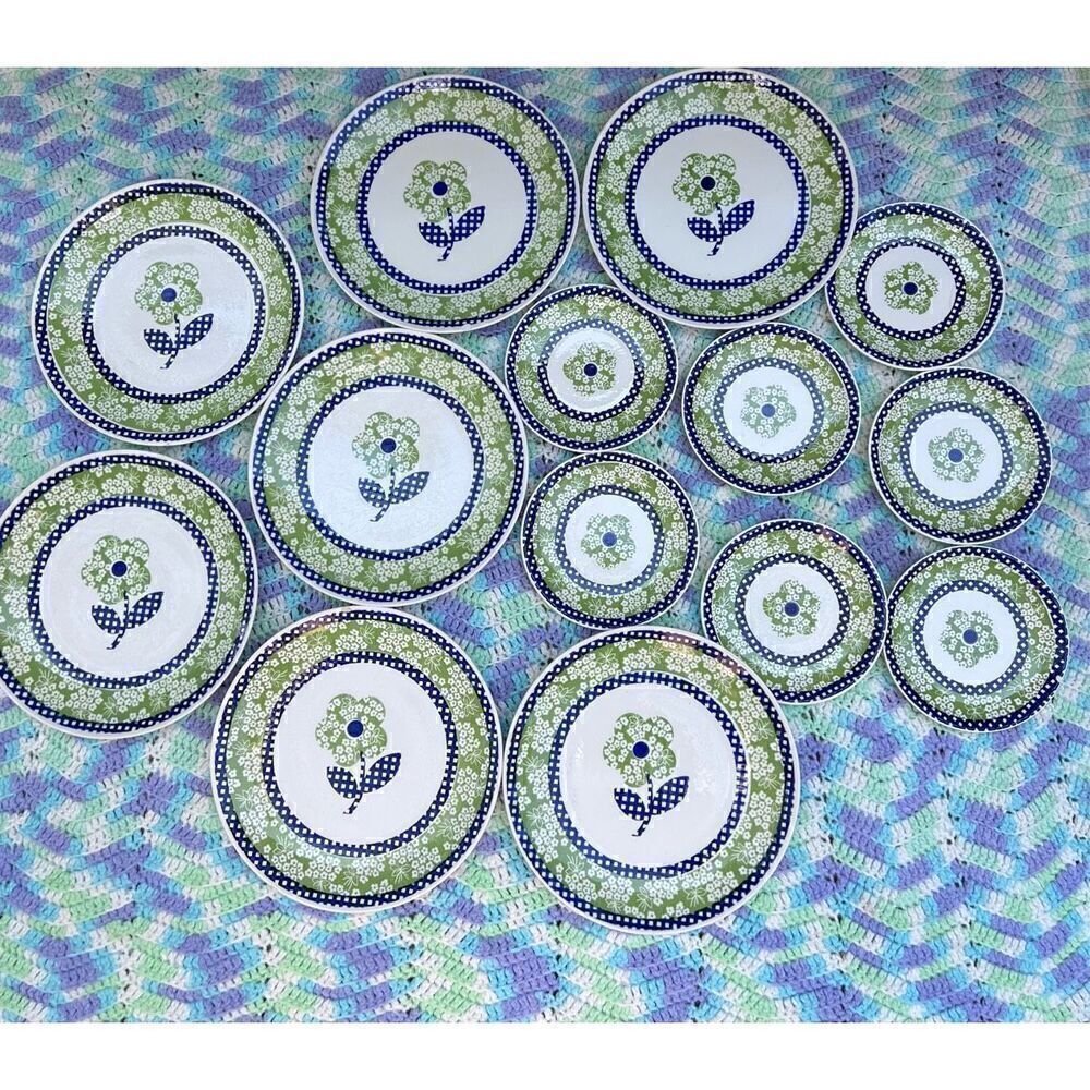 Vintage Mod Flower Power Plate Set - Picture 2 of 13